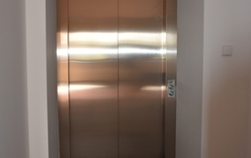 Prace wykończeniowe w budynku przedszkola w Nowym Wiśniczu - winda