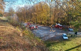 widok na wozy strażackie z mur&oacute;w zamkowych