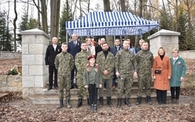 zdjęcie pamiątkowe uczestnik&oacute;w na tle pomnika