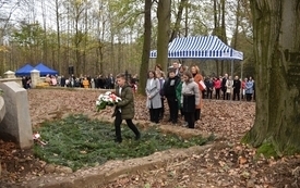 delegacje składają kwiaty i znicze