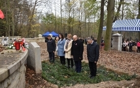 delegacje składają kwiaty i znicze