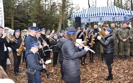 orkiestra gra na cmentarzu w Much&oacute;wce