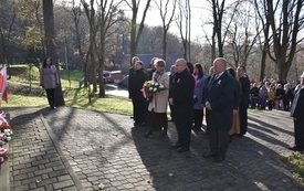 delegacje składają kwiaty i znicze