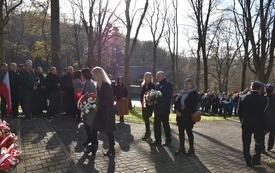 delegacje składają kwiaty i znicze