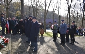 delegacje składają kwiaty i znicze