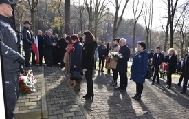 delegacje składają kwiaty i znicze