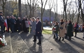 delegacje składają kwiaty i znicze