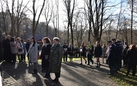 delegacje składają kwiaty i znicze