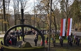 widok z g&oacute;ry na pomnik i uczestnik&oacute;w