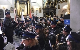 orkiestra gra w kościele