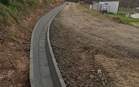Bieżące prace przy drogach - układanie korytek m. Kopaliny