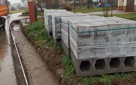 Bieżące prace przy drogach - układanie korytek m. Leksandrowa