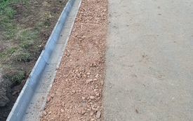 Bieżące prace przy drogach - układanie korytek m. Leksandrowa