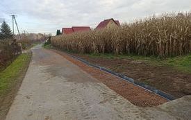 Bieżące prace przy drogach - układanie korytek m. Leksandrowa