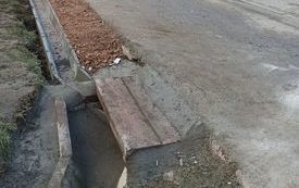 Bieżące prace przy drogach - układanie korytek m. Leksandrowa