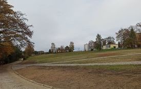 Alejki parkingowe przy cmentarzu komunalnym w Nowym Wiśniczu