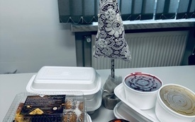 zestaw daniowy na stole, świeczka