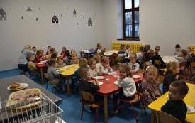 dzieci jedzą śniadanie na jadalni