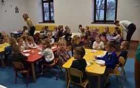 dzieci jedzą śniadanie na jadalni