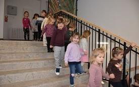 dzieci schodzą po schodach