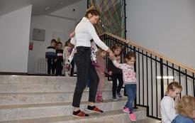 dzieci schodza po schodach