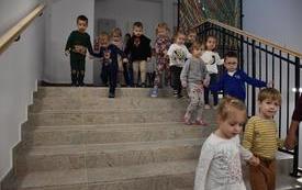 dzieci schodza po schodach
