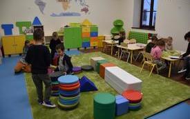 dzieci bawią się na sali