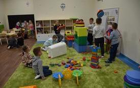 dzieci bawią się na sali