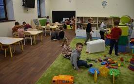 dzieci bawią się na sali