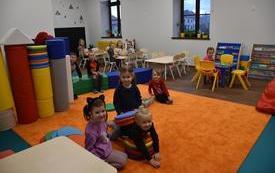 dzieci bawią się na sali