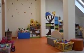 kolorowa sala na poddaszu