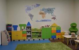 Sala z mapą świata