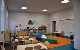 sala z g&oacute;rami na ścianie