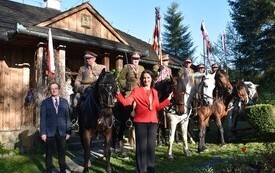 Zakończenie III etapu VIII Rajdu Konnego szlakiem ucieczki rotmistrza Witolda Pileckiego z KL Auschwitz &ndash; pamiątkowe zdjęcie 