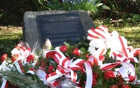 Zakończenie III etapu VIII Rajdu Konnego szlakiem ucieczki rotmistrza Witolda Pileckiego z KL Auschwitz &ndash; pamiątkowa tablica