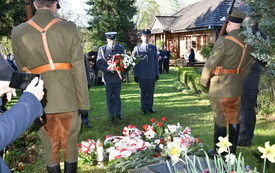 Zakończenie III etapu VIII Rajdu Konnego szlakiem ucieczki rotmistrza Witolda Pileckiego z KL Auschwitz &ndash; złożenie kwiat&oacute;w 