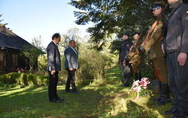 Zakończenie III etapu VIII Rajdu Konnego szlakiem ucieczki rotmistrza Witolda Pileckiego z KL Auschwitz &ndash; złożenie kwiat&oacute;w 