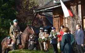 Zakończenie III etapu VIII Rajdu Konnego szlakiem ucieczki rotmistrza Witolda Pileckiego z KL Auschwitz - złożenie meldunku