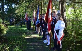 Zakończenie III etapu VIII Rajdu Konnego szlakiem ucieczki rotmistrza Witolda Pileckiego z KL Auschwitz - poczty sztandarowe