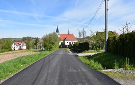 droga, zieleń kości&oacute;ł w oddali