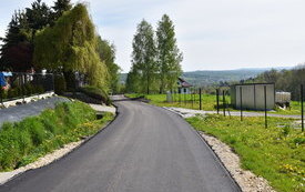 droga zieleń domy w oddali