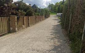 Stary Wiśnicz - drenaż drogi osypanie kruszywem wywalcowanie