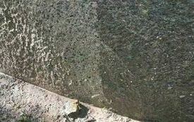 częściowo umyta powierzchnia kamienna