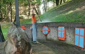 pracownik myje pomnik