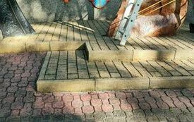 częściowo umyta kostka brukowa
