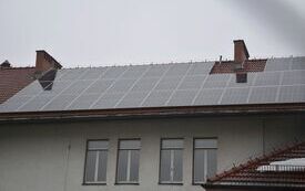 panele słoneczne na dachu