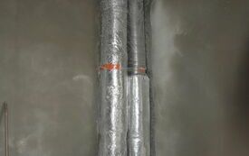 dwie duże ryry w ścianie i taczki