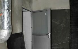 pomieszczenie z rurami, drzwiami