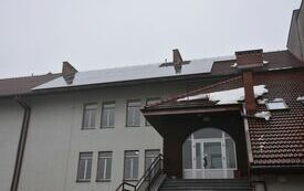 budynek szkoły z panelami słonecznymi na dachu