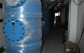 pomieszczenie z niebieskimi zbiornikami